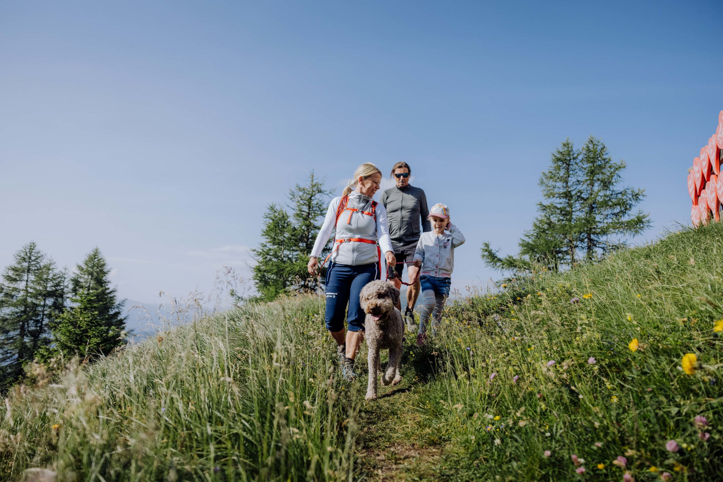 Familie mit Hund beim Wandern am Katschberg