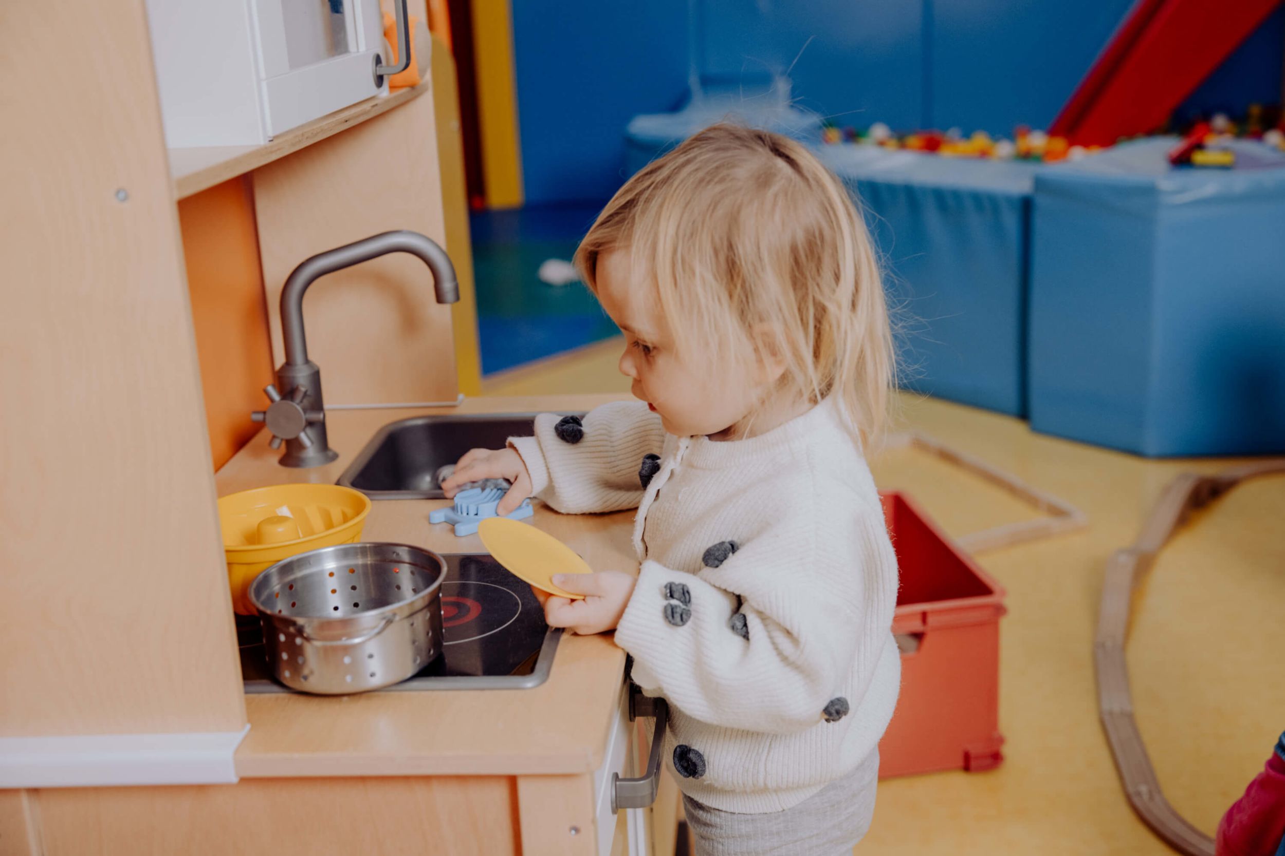 Kind in der Kinderküche Familienhotel Hinteregger