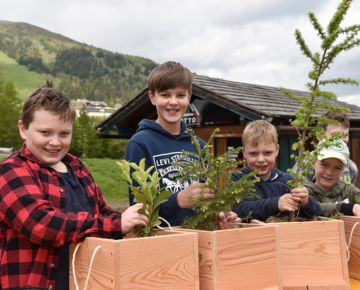 Kinder beim Arbeiten am Hochbeet vom Familienhotel Hinteregger