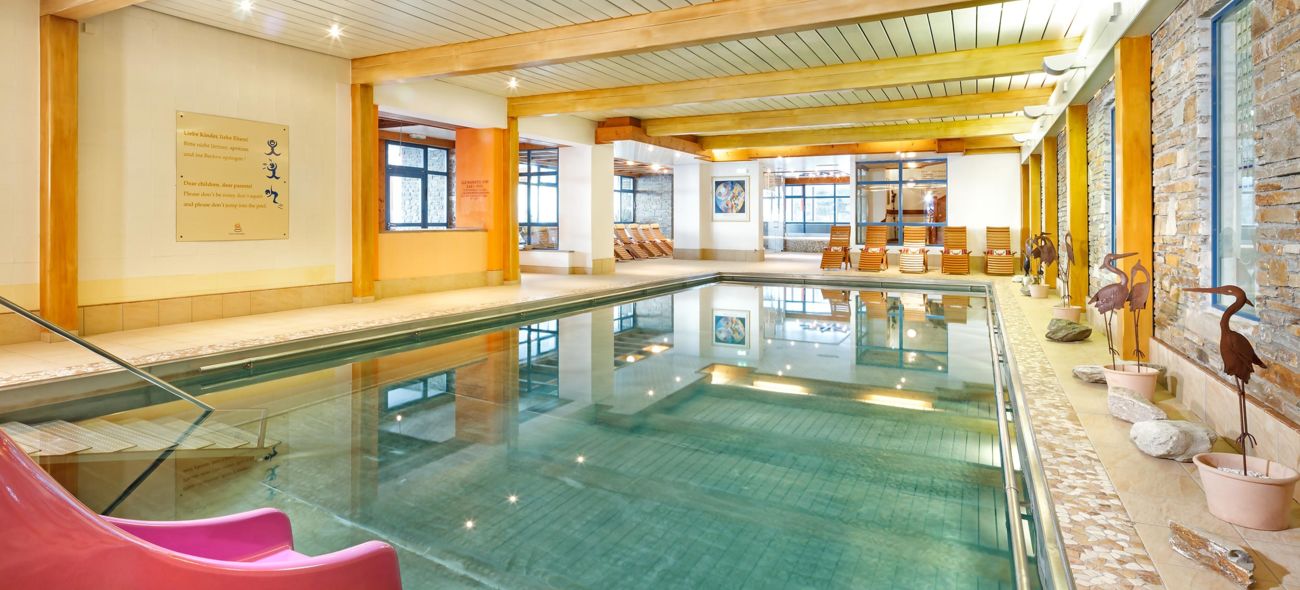 Innenpool und Wellness Bereich Familienhotel Hinteregger