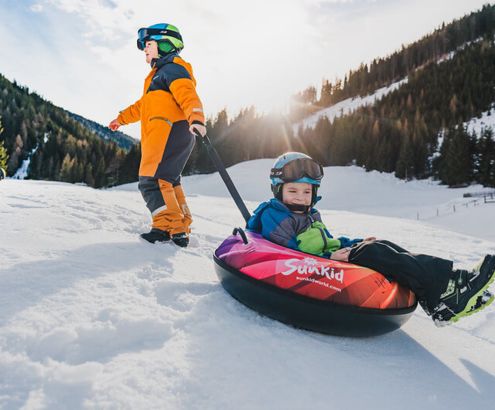 Kinder beim Snowtubing am Katschberg im Winter