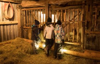 Kinder im Stall am Adventweg am Katschberg