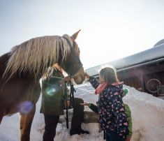 Kinder mit Pferd im Winter am Katschberg