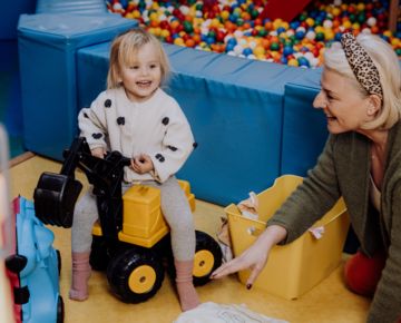 Kind beim Spielen im Kinderzirkus Familienhotel Hinteregger