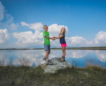 Kinder beim Wandern am Katschberg vor einem Bergsee