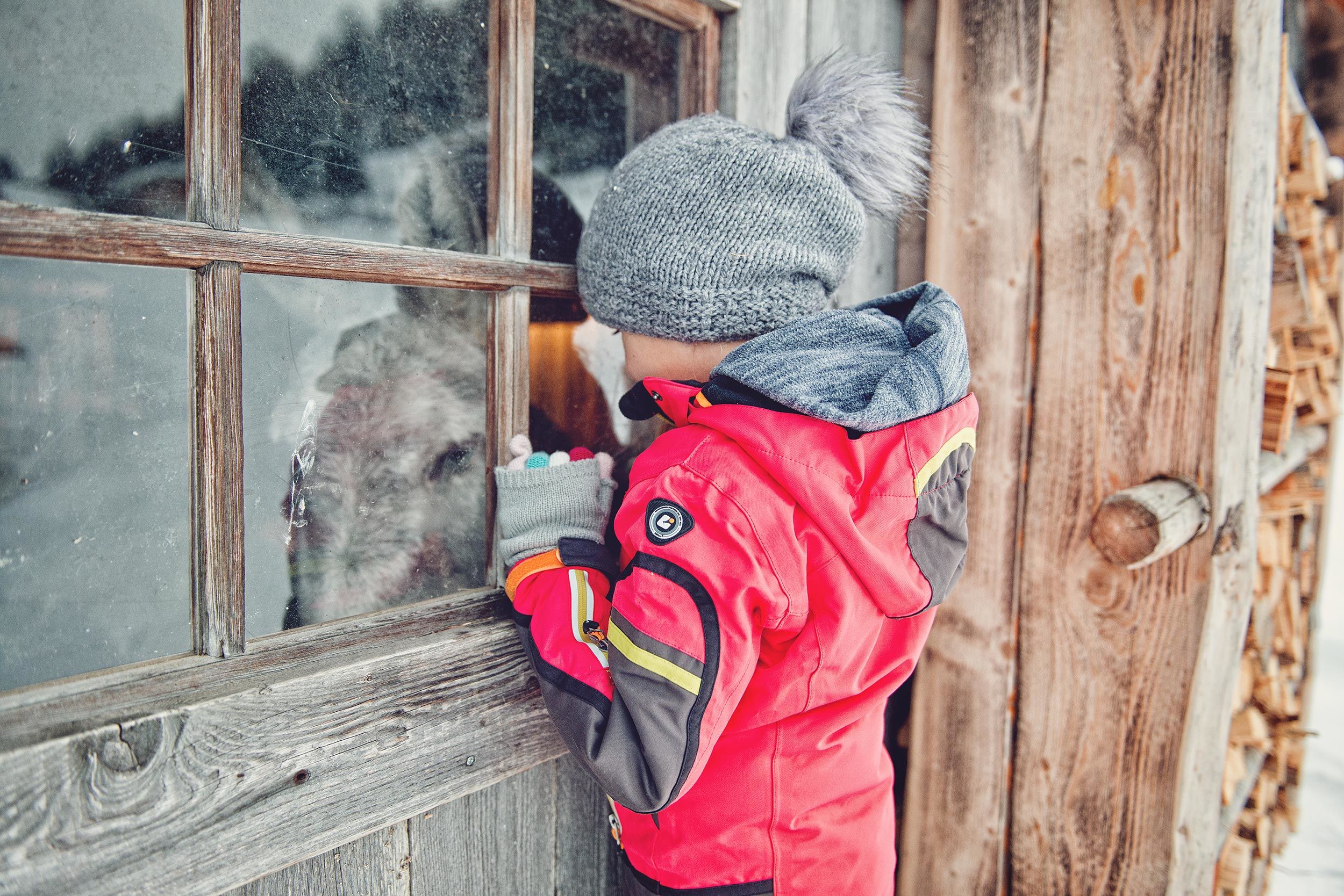 Kind mit Esel im Winterurlaub am Katschberg